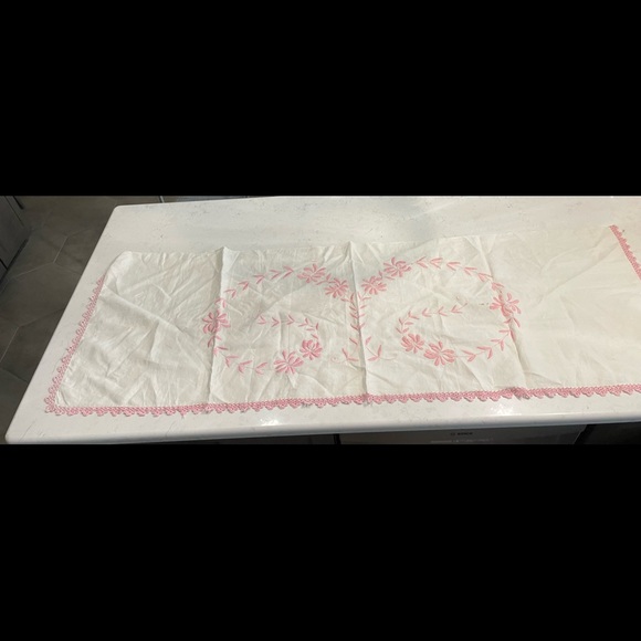 Embroidered table linen - Picture 3 of 7